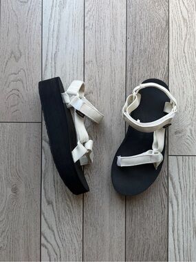Teva White Women's Flatform Universal Sandal size 9